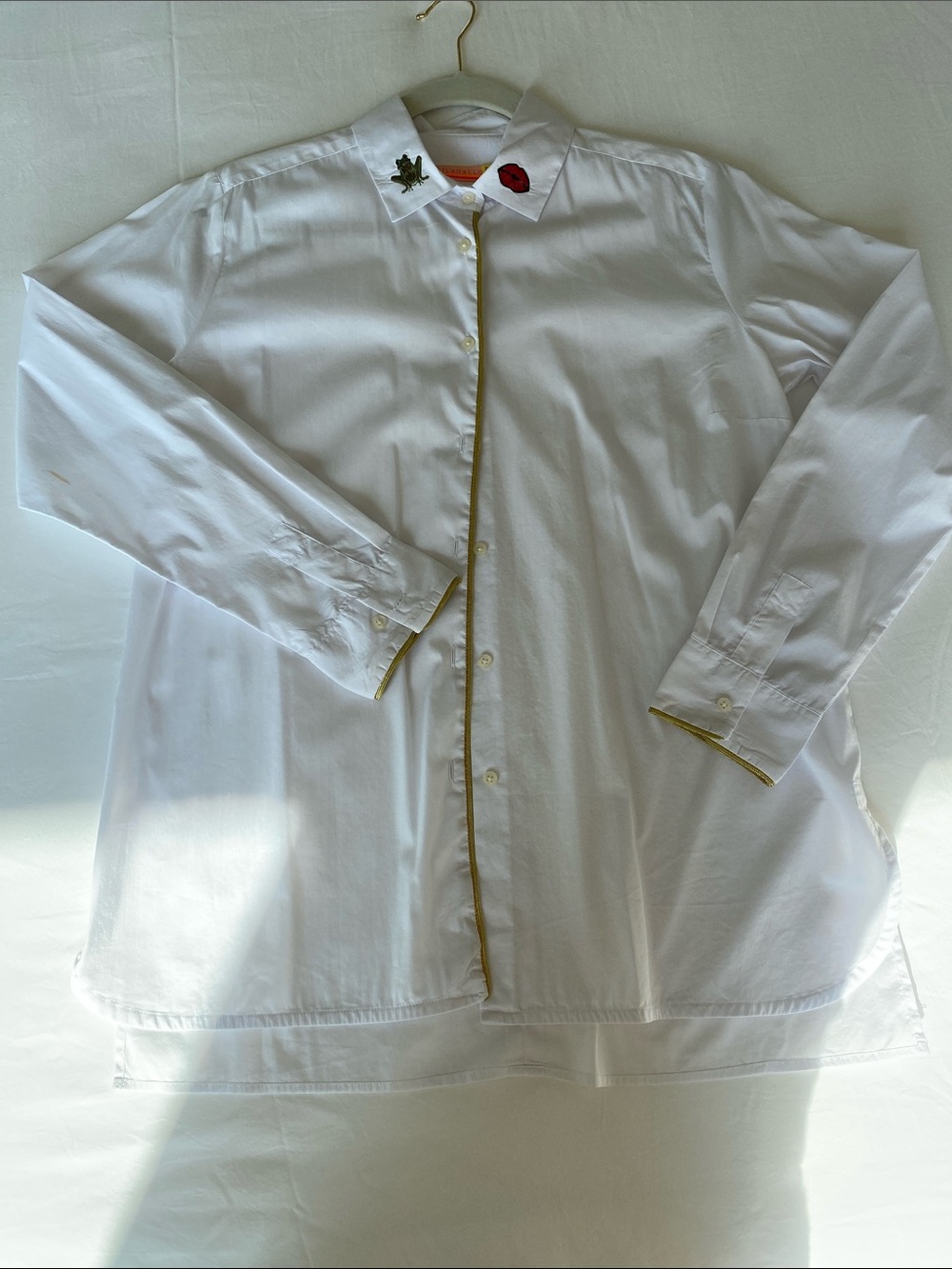 Vilagallo White Button-Down Shirt with Gold Trim and Embroidered Collar
